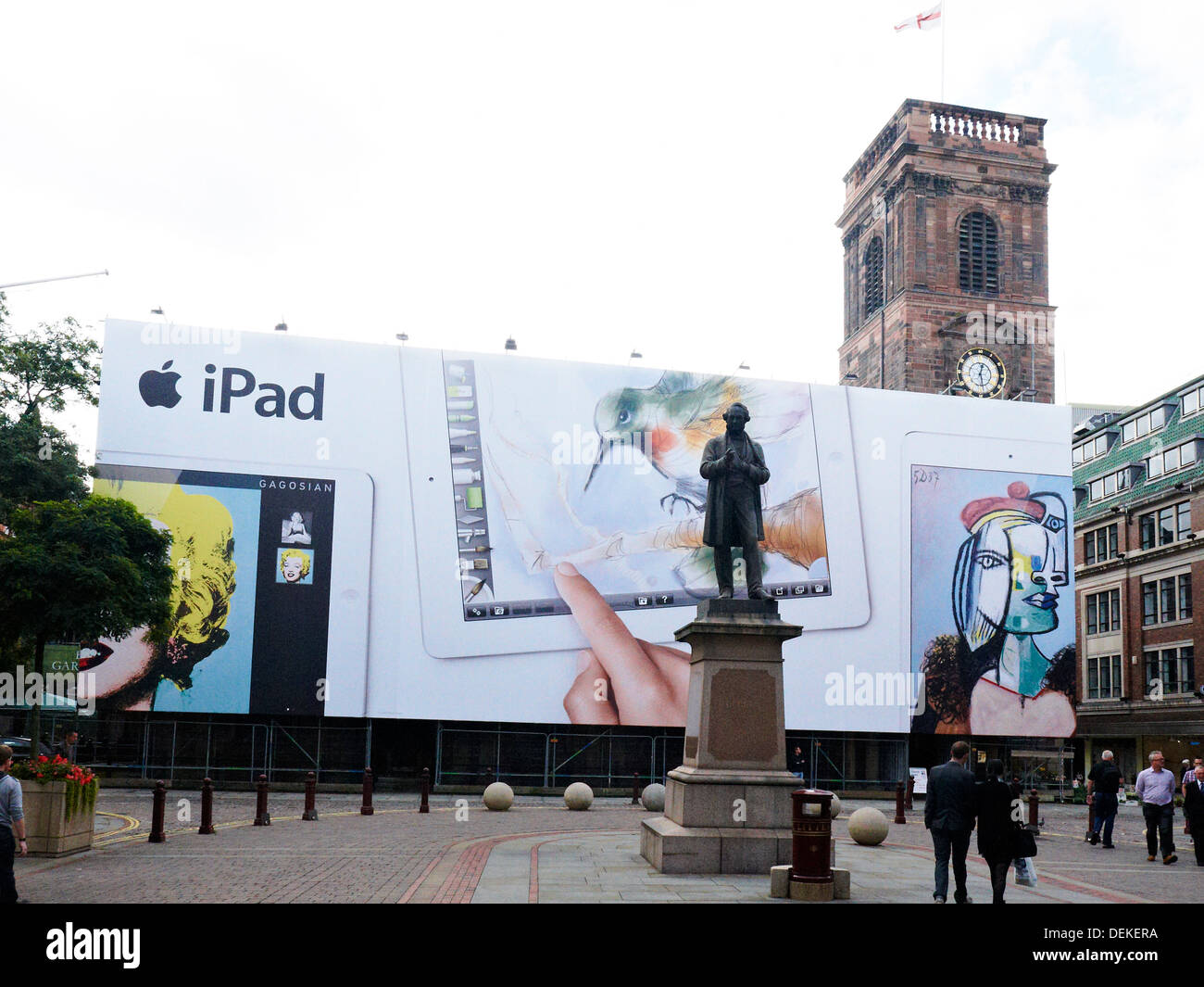 St Ann's Chiesa con iPad banner pubblicitario in Manchester REGNO UNITO Foto Stock