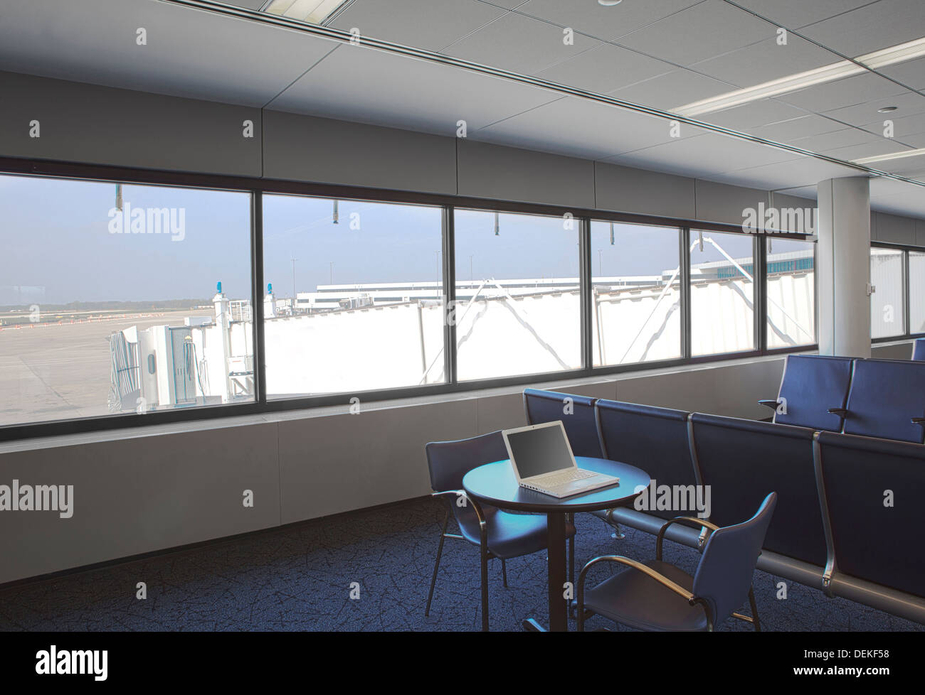 Vuoto area di attesa affacciato sulla pista in aeroporto Foto Stock