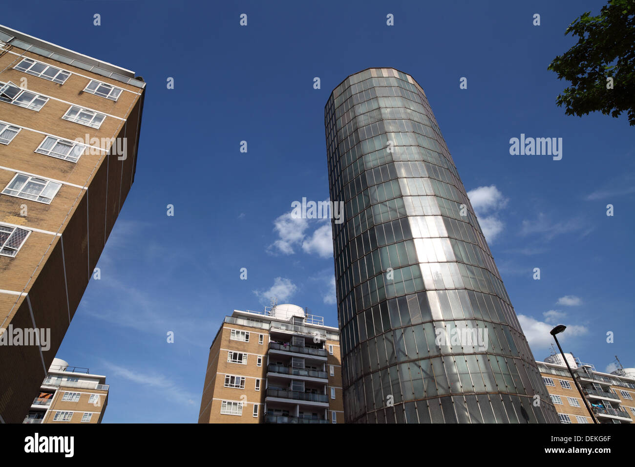 Il distintivo accumulatore di Round Tower of the Churchill Giardini quartiere immobiliare schema di riscaldamento, Pimlico, Londra. Foto Stock