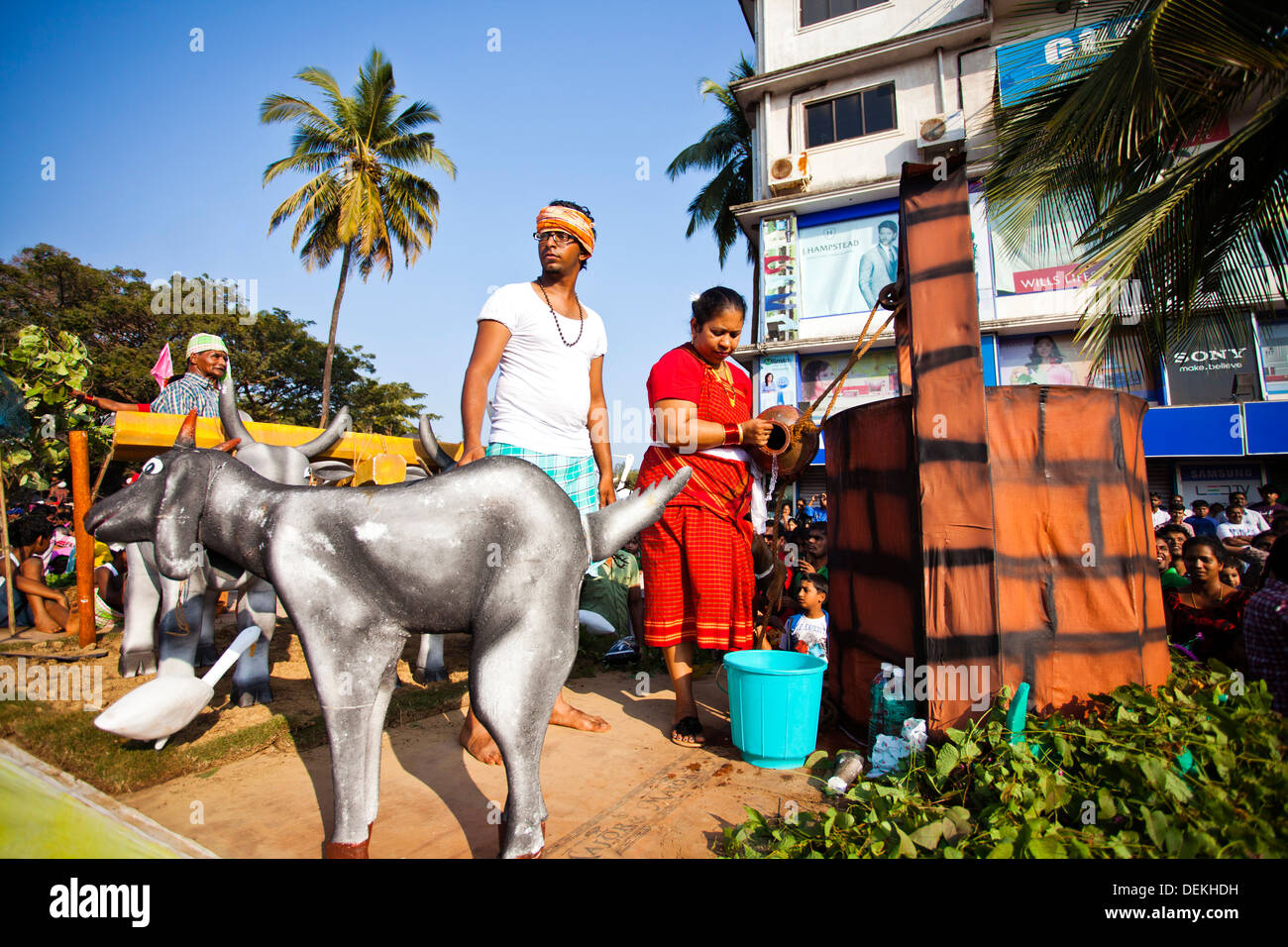 Scorcio che mostra la vita rurale durante la processione in un carnevale, Goa carnevali, Goa, India Foto Stock