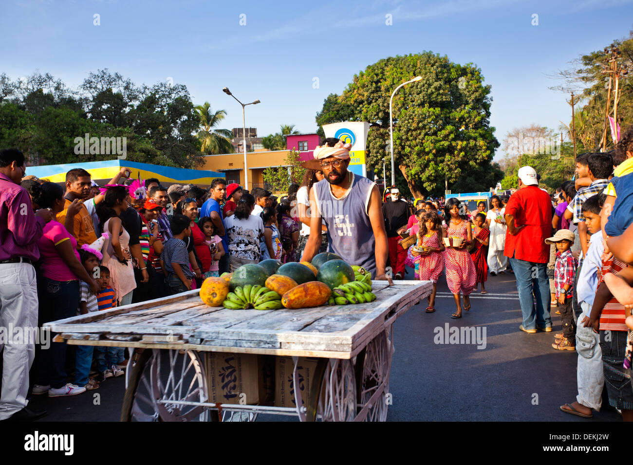 L'uomo vendita di frutti in un carnevale, Goa carnevali, Goa, India Foto Stock