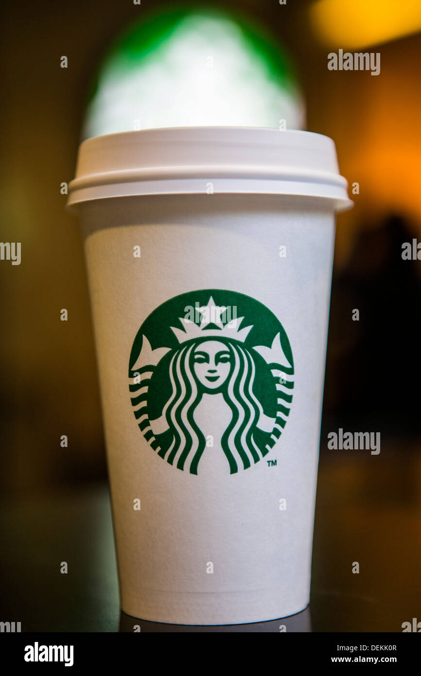 Un Starbucks Coffee Cup seduto su un tavolo esterno Starbucks Coffee shop, Canary Wharf. Londra, Regno Unito. Foto Stock