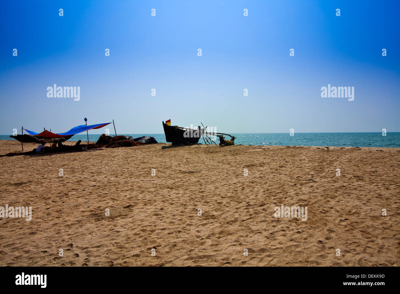 Barca sulla spiaggia di Mobor Beach, Salcetta, Goa Sud, Goa, India Foto Stock