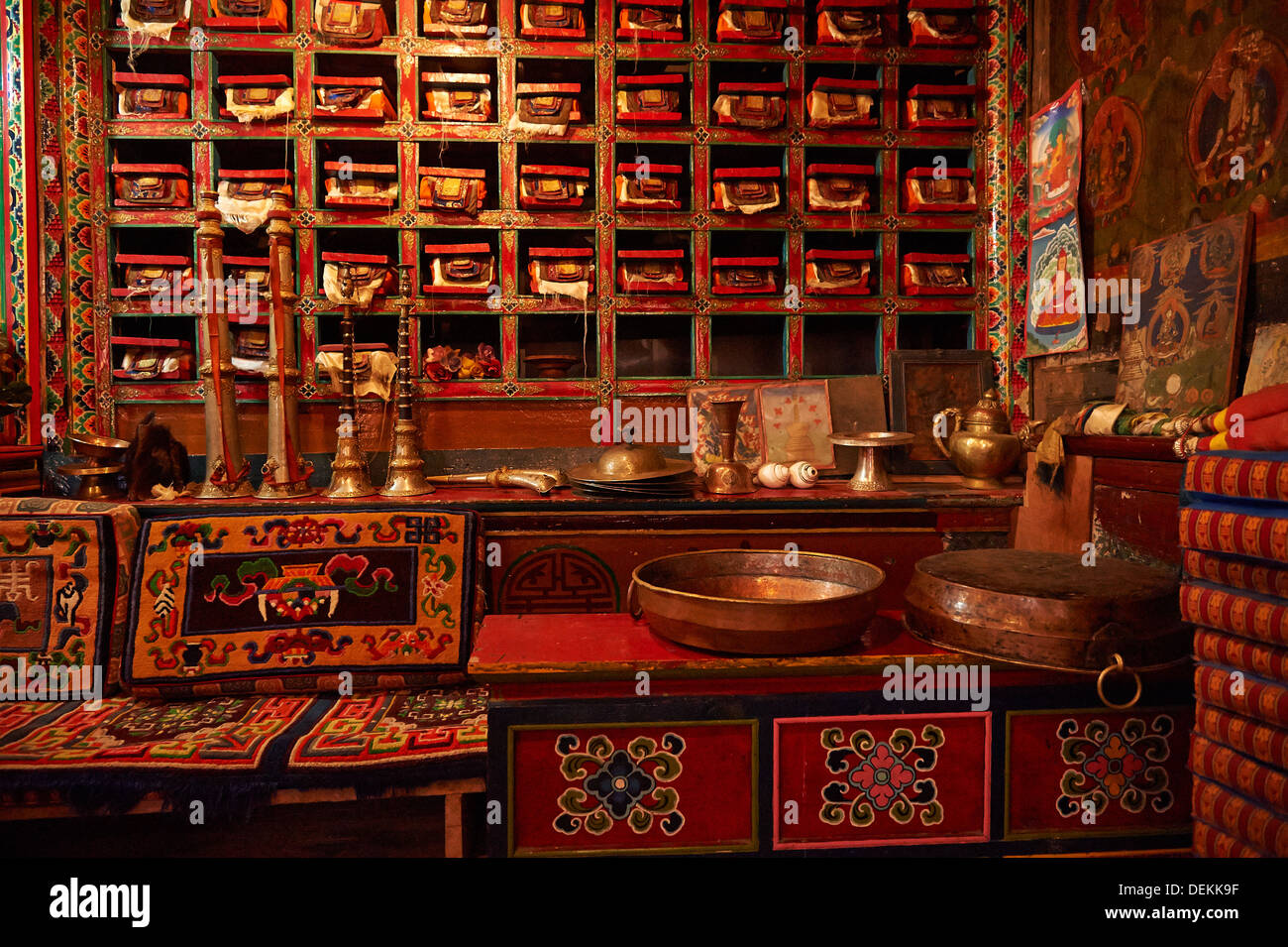 All'interno della lama e la sua sala di preghiera in Gumba monastero buddista sopra Namche Bazaar, regione Solokhumbu, Himalaya, Nepal Foto Stock