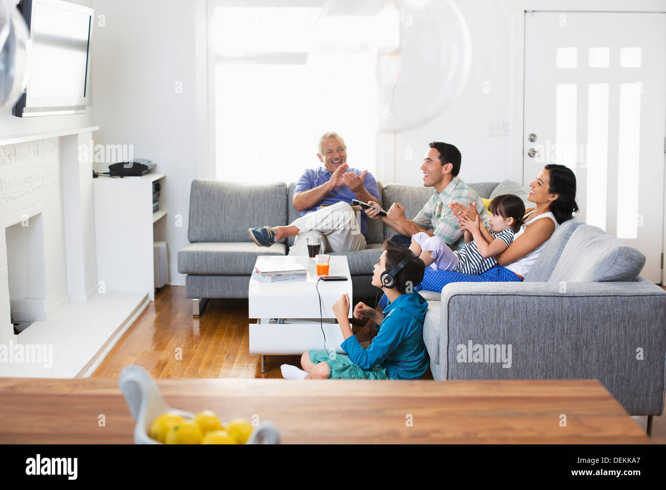 Famiglia di guardare la televisione insieme in salotto Foto Stock