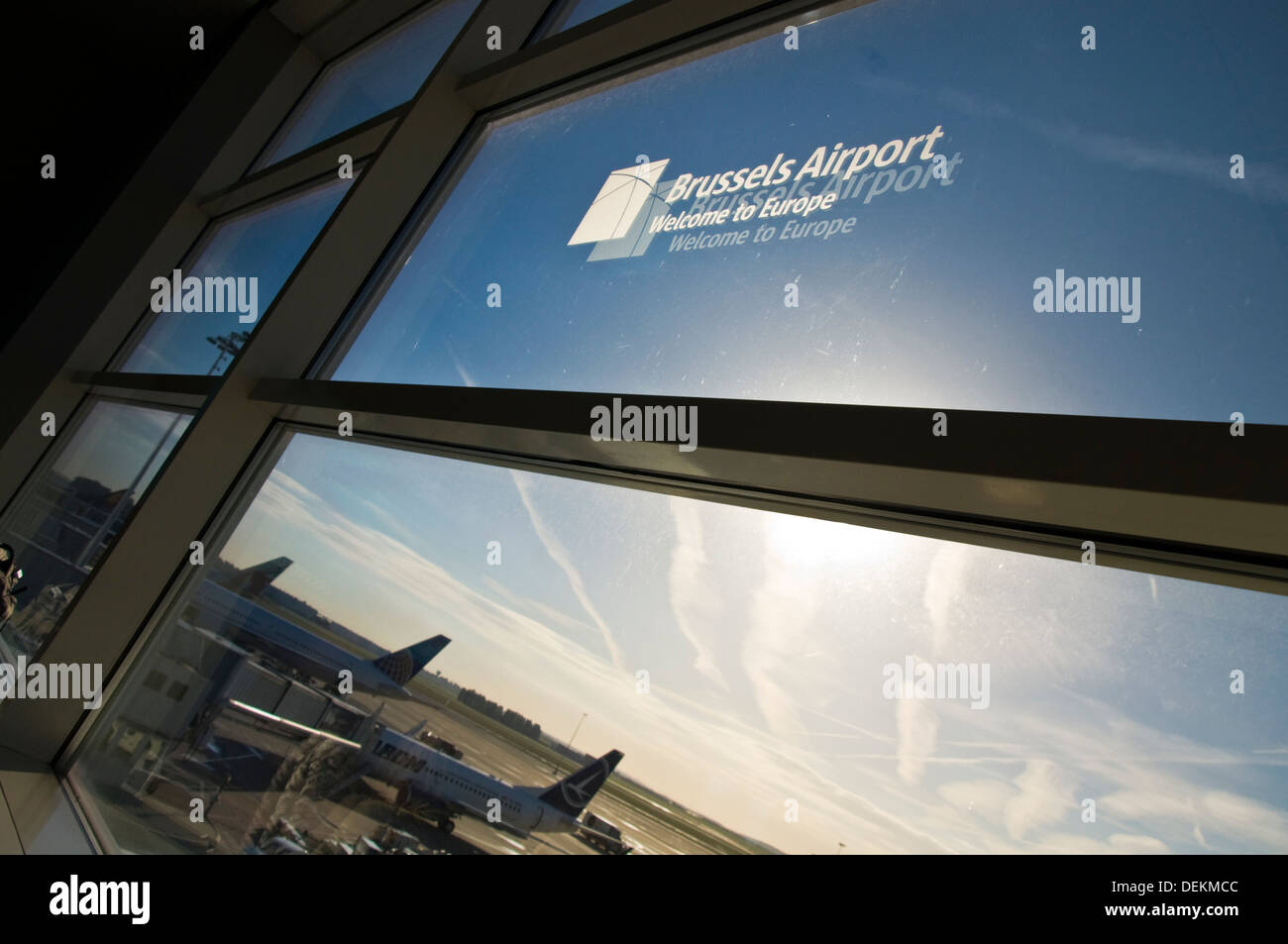 Finestra all'aeroporto di Bruxelles Belgio guardando a Stands Aeromobili gates Foto Stock