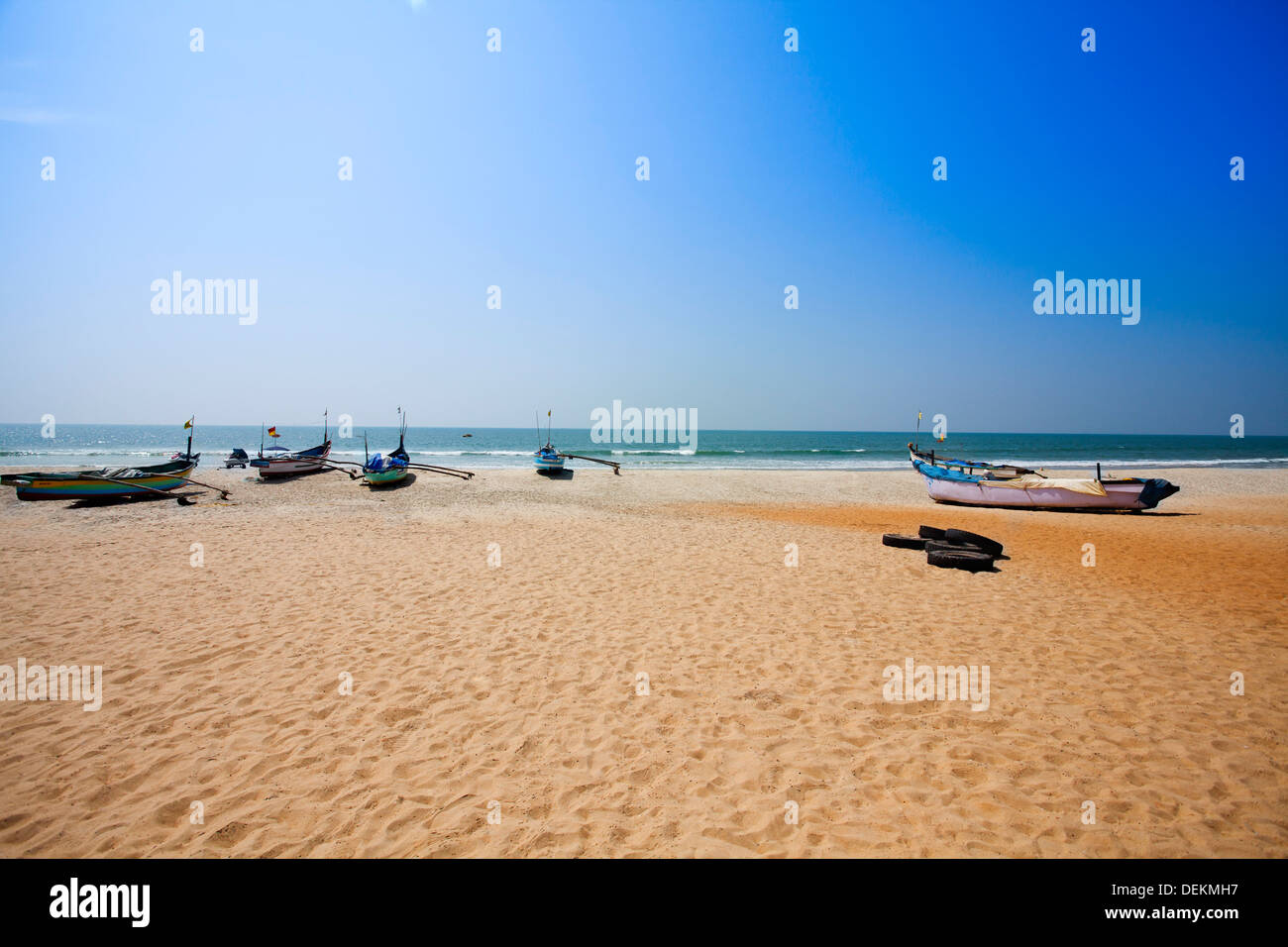 Barche sulla spiaggia, Benaulim Beach, Margao, Goa Sud, Goa, India Foto Stock