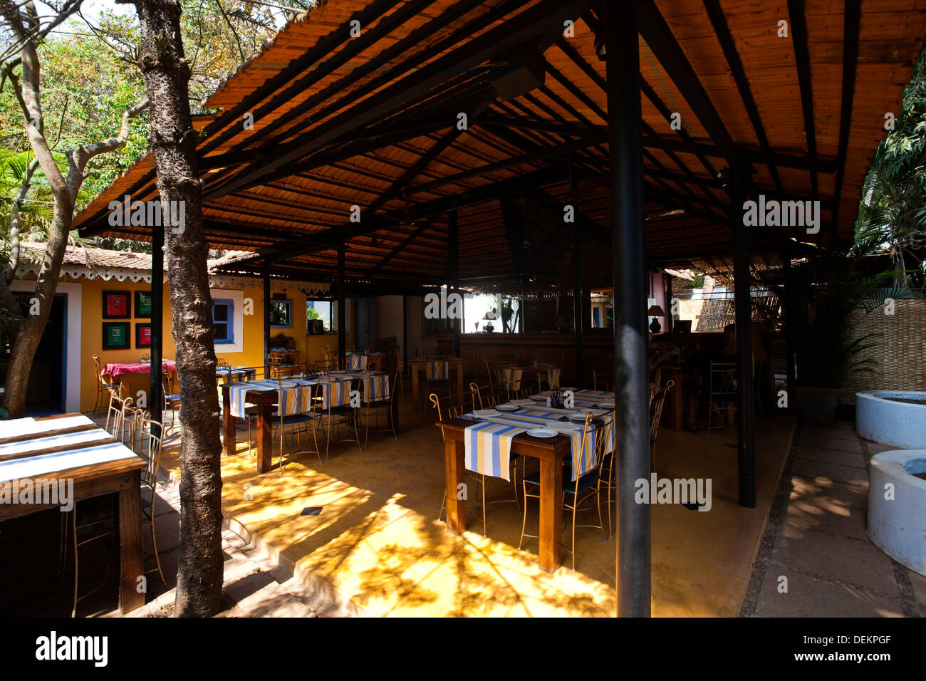 I tavoli e le sedie in un ristorante, J&A Ristorante Italiano, Baga, Goa nord, Goa, India Foto Stock