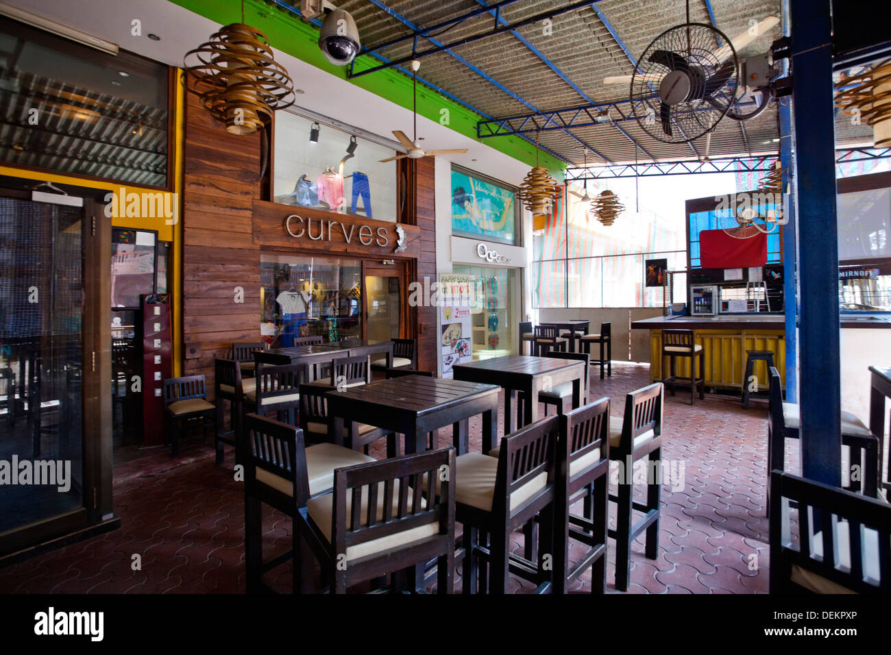 I tavoli e le sedie in un ristorante, Cape Town Cafe, Calangute, Goa nord, Goa, India Foto Stock