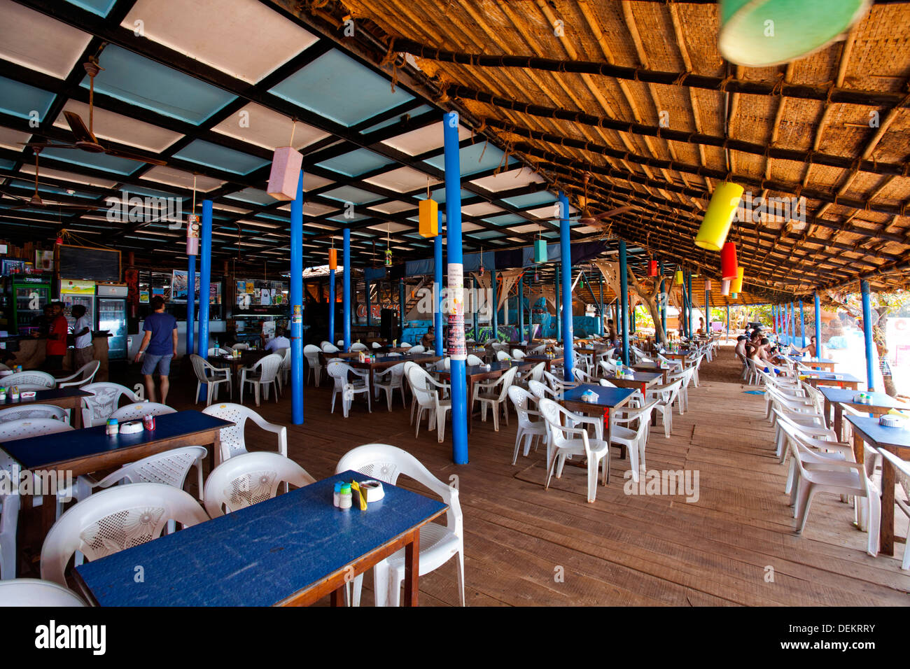 I tavoli e le sedie in un ristorante, Curlies Bar e ristorante, Anjuna, Goa nord, Goa, India Foto Stock