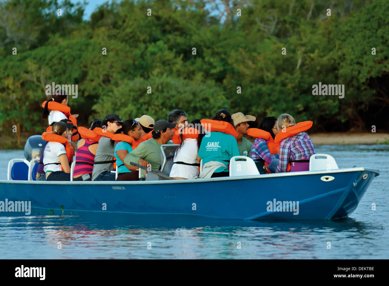 Il Brasile, Pantanal: Boot-Safari con un gruppo di turisti brasiliani Foto Stock