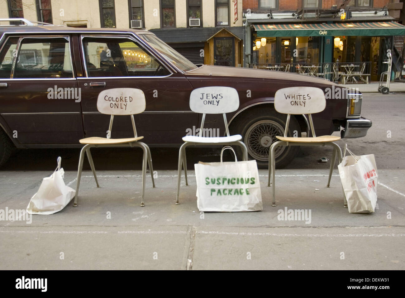 Stati Uniti d'America. La città di New York. La segregazione sedie sul marciapiede. Foto Stock