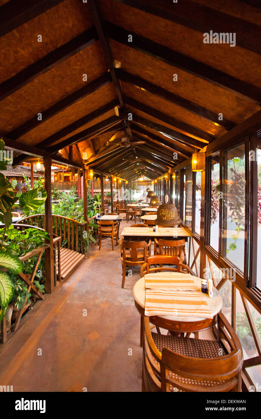 I tavoli e le sedie in un ristorante, La casa di pietra, Candolim, Goa nord, Goa, India Foto Stock