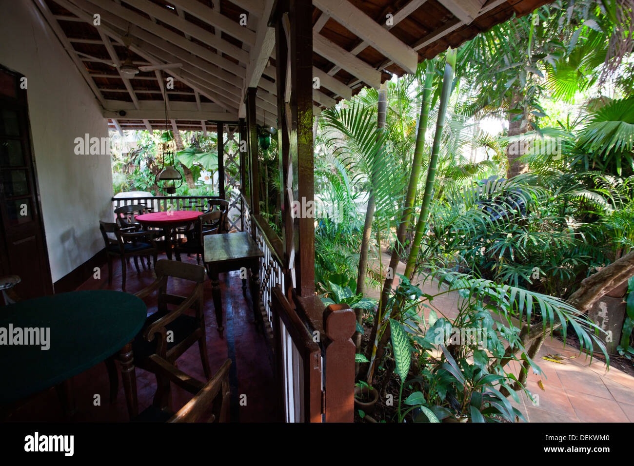 I tavoli e le sedie in un ristorante, casa Portuguesa, Calangute, Goa nord, Goa, India Foto Stock