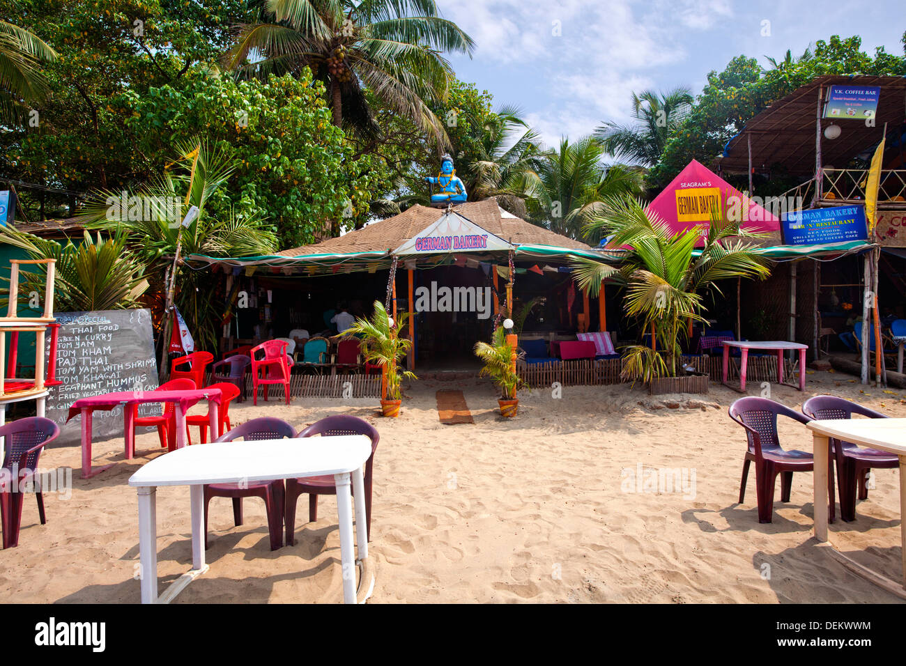 I tavoli e le sedie in un ristorante tedesco panificio, Arambol Beach, Arambol, Goa nord, Goa, India Foto Stock