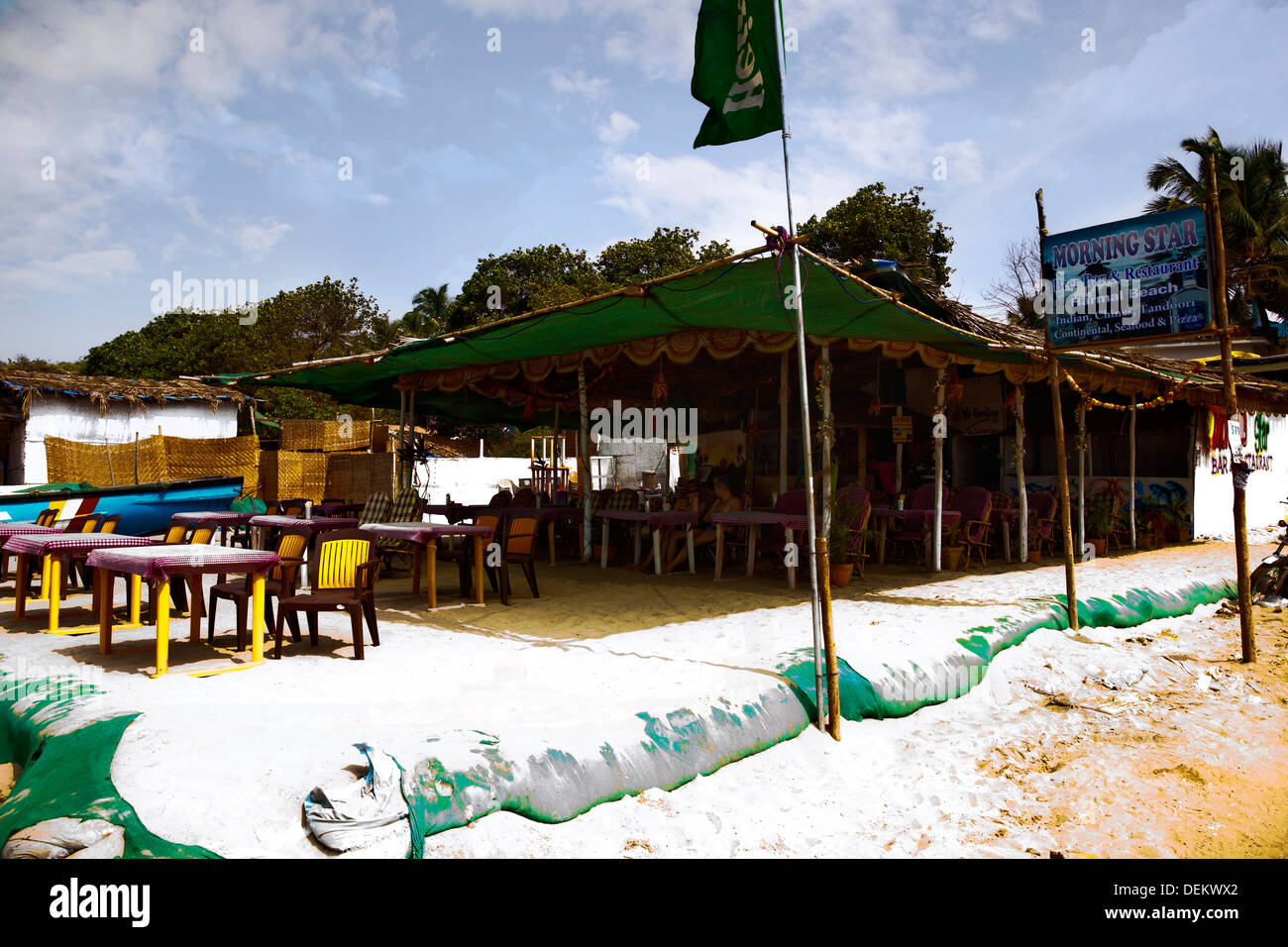 I tavoli e le sedie in un ristorante stella del mattino, Arambol Beach, Arambol, Goa nord, Goa, India Foto Stock