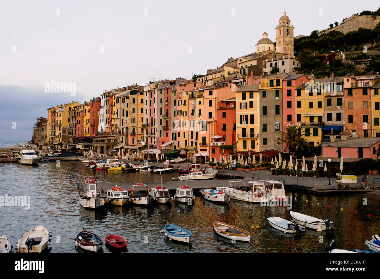 Edifici di appartamenti sul lungomare, Cinque Terre Liguria, Italia Foto Stock