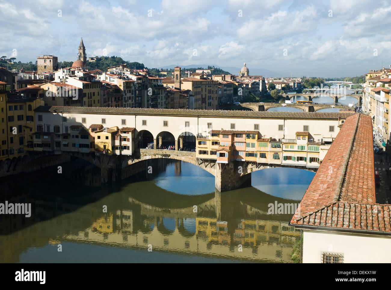 Edificio sul ponte sul canal urbana, Firenze, Firenze, Italia Foto Stock