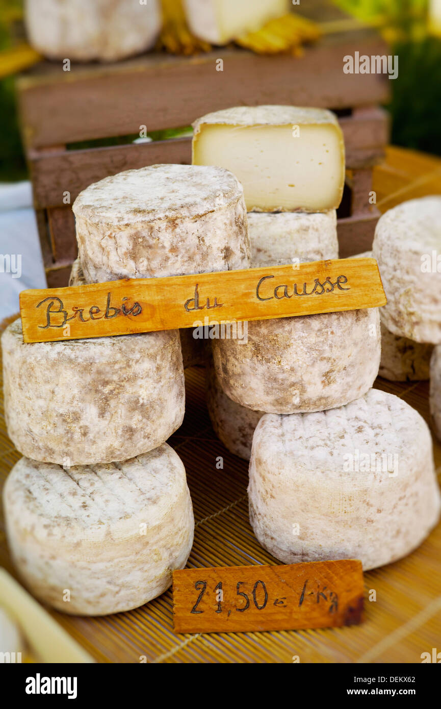 Ruote di formaggio per la vendita nel mercato Foto Stock