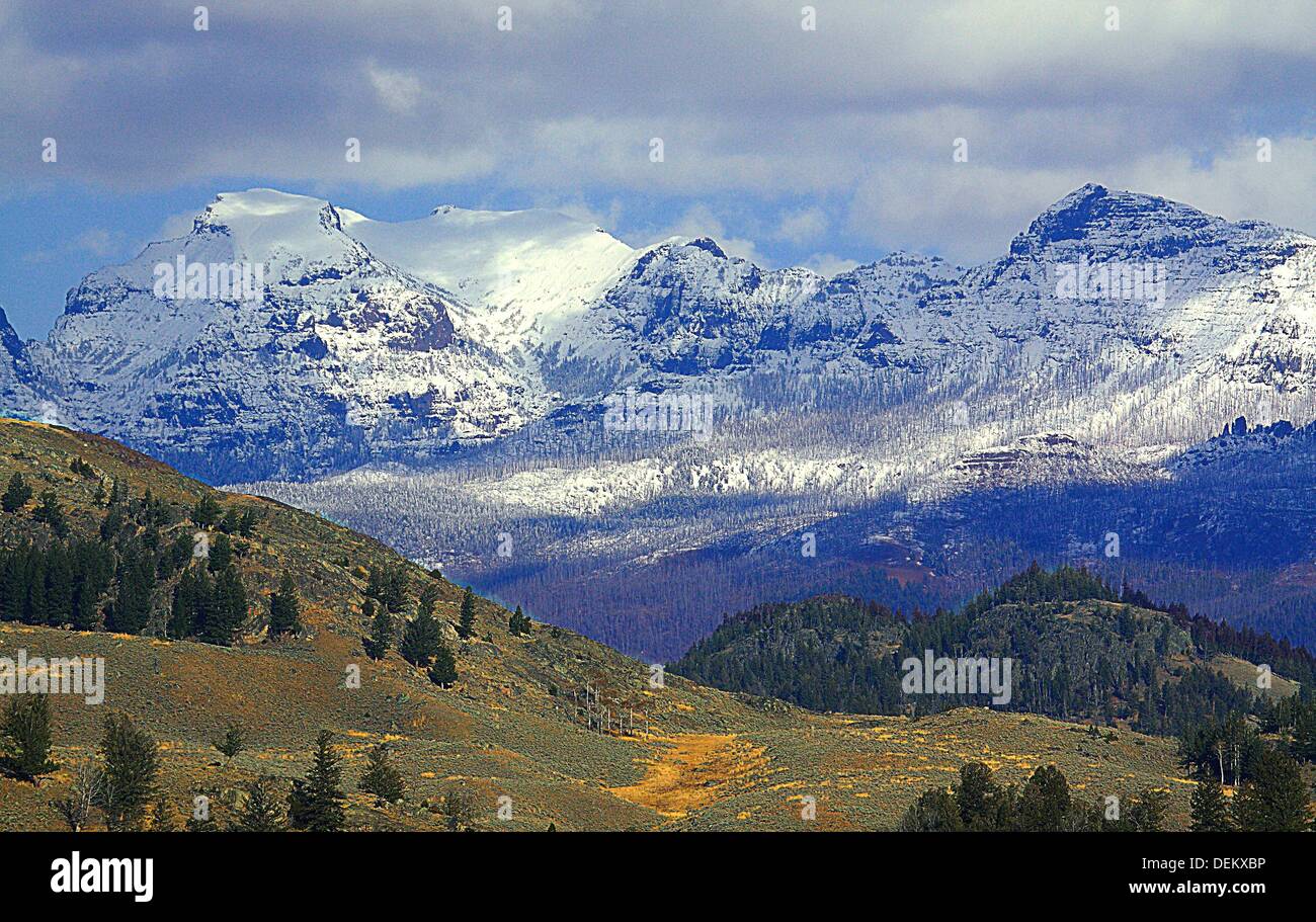 Il Absaroka montagne dominano il paesaggio nel corridoio nord-est del Parco Nazionale di Yellowstone, Wyoming Foto Stock