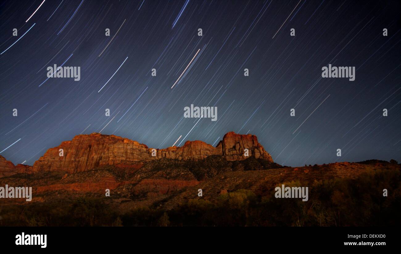 Tracce stellari appaiono sopra la montagna di Guardiano di notte al Parco Nazionale Zion, Utah Foto Stock