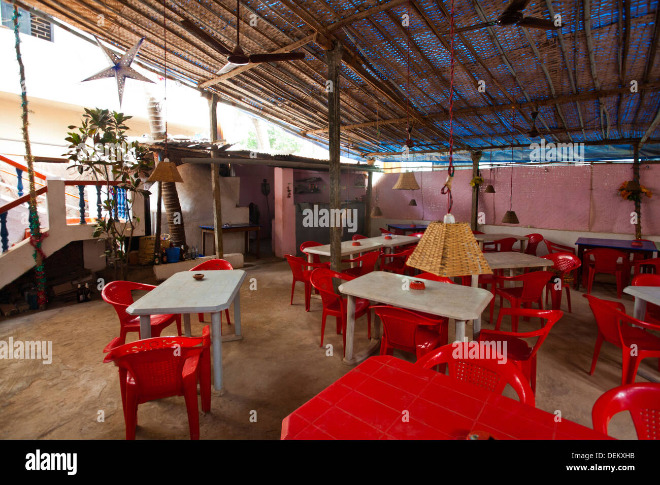 I tavoli e le sedie in un ristorante Fellini's restaurant, Arambol, Goa nord, Goa, India Foto Stock