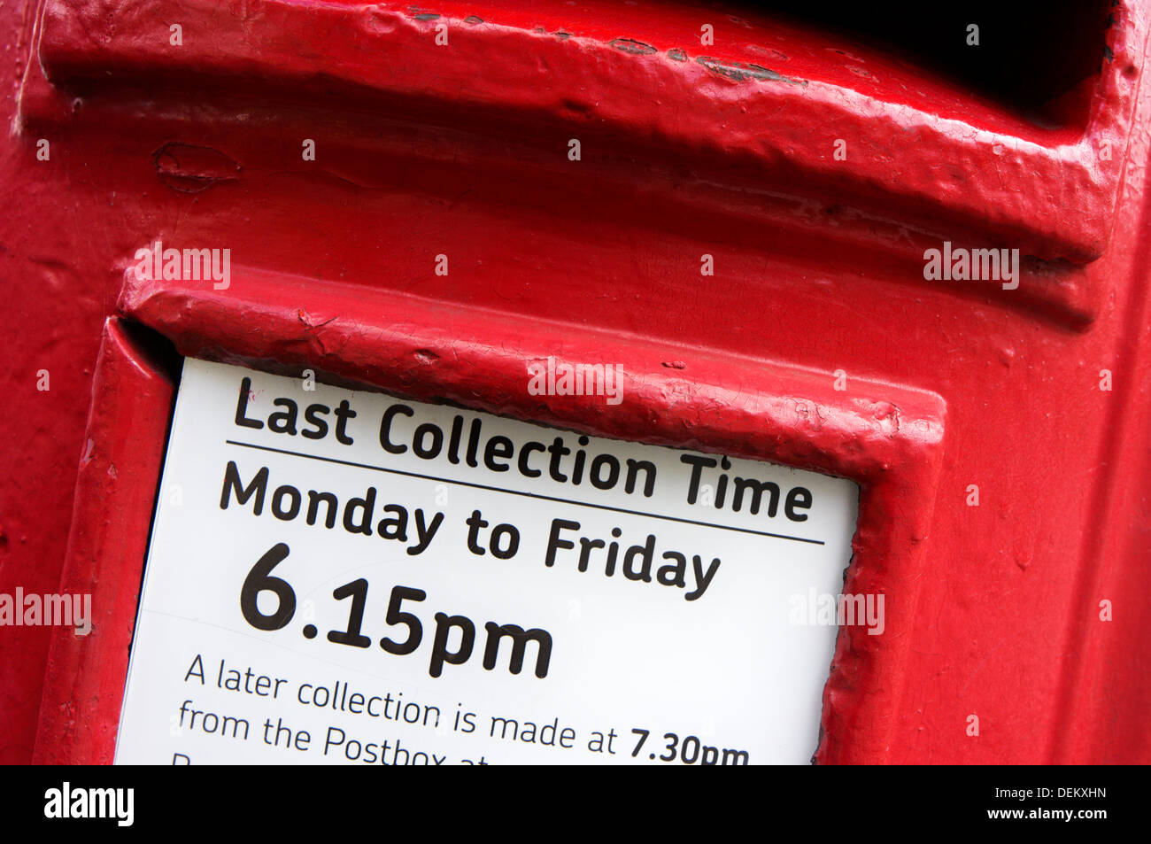 Ultimo tempo di raccolta viene visualizzata su un red britannico pilastro casella. Foto Stock