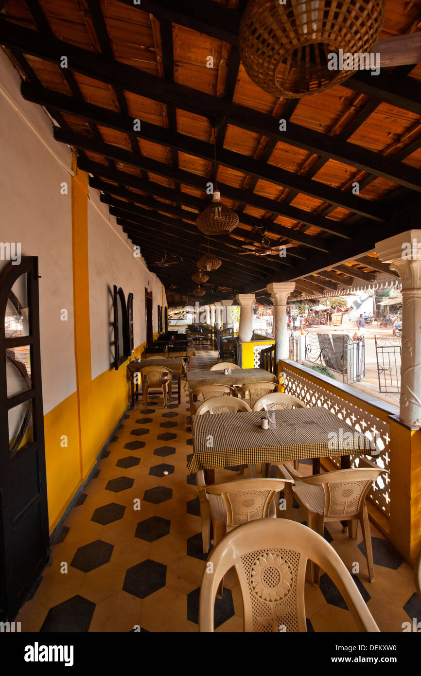 Tavolo e sedie in un ristorante, ristorante Casandre, Calangute, Goa nord, Goa, India Foto Stock