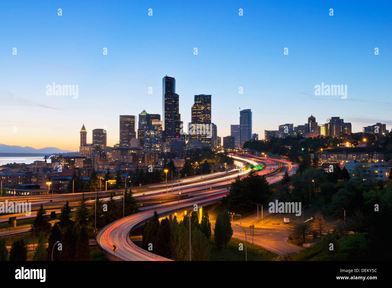 Superstrade e dello skyline di Seattle al tramonto, Seattle, Washington, Stati Uniti Foto Stock