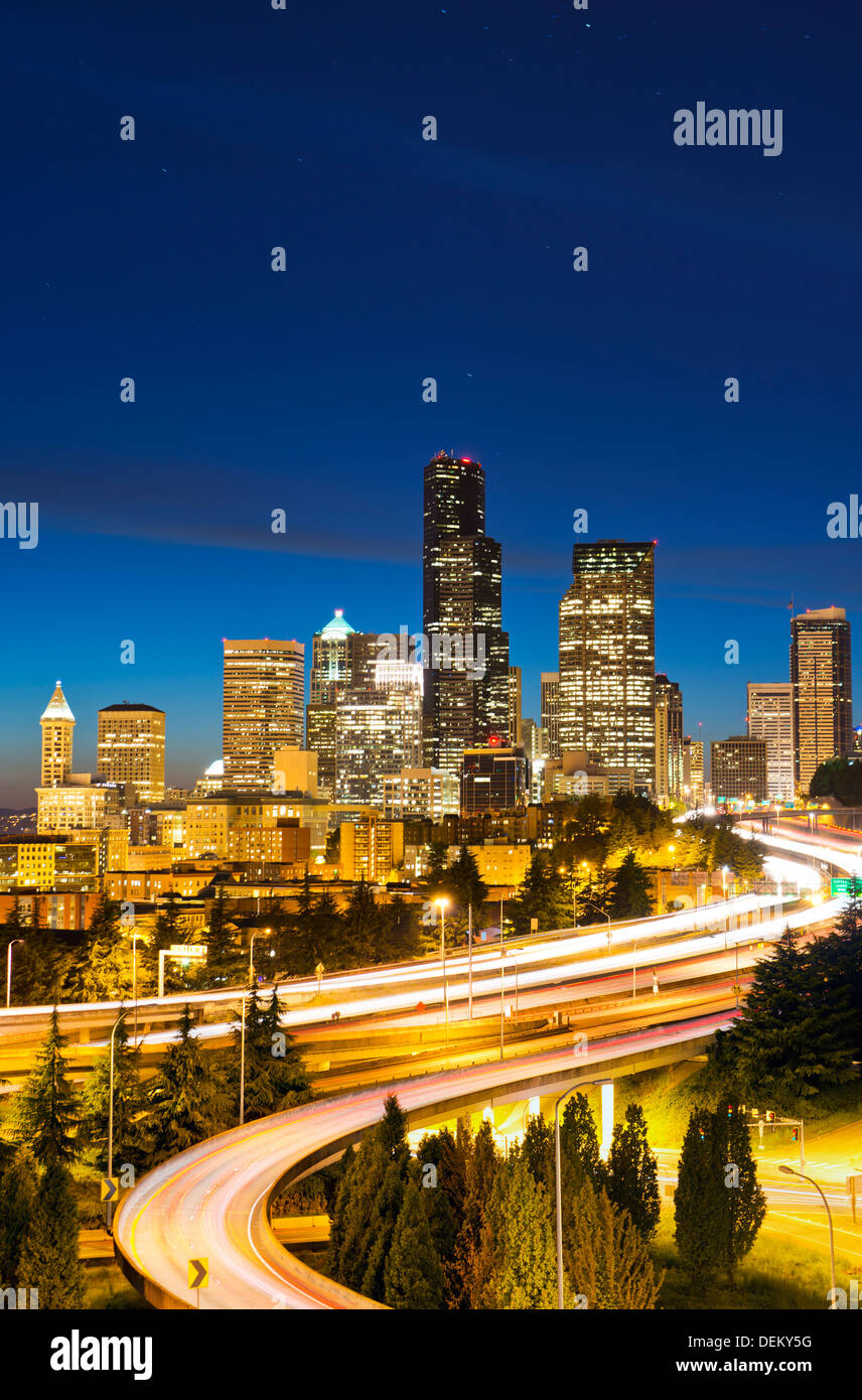 Autostrade e Seattle skyline notturno, Seattle, Washington, Stati Uniti Foto Stock