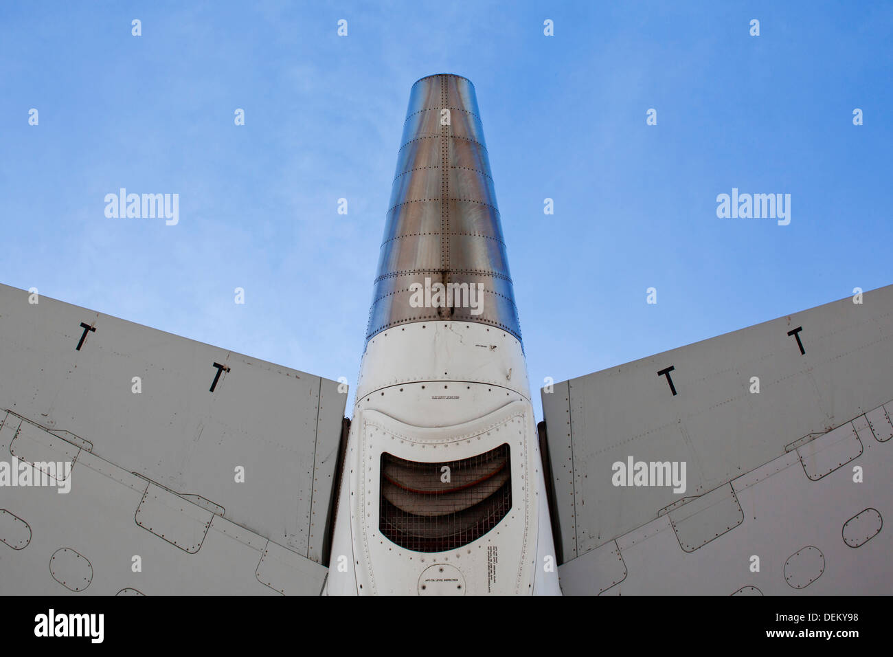Basso angolo di visualizzazione coda aereo contro il cielo blu Foto Stock