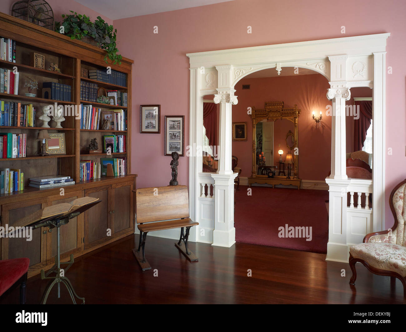 Arcata ornata in biblioteca di Hulbert Mansion, Aberdeen, Washington, Stati Uniti Foto Stock