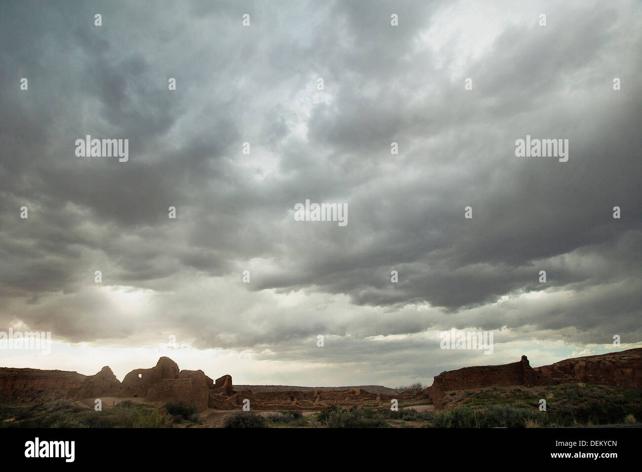 Cielo nuvoloso su formazioni rocciose, Chaco Canyon, Nuovo Messico, Stati Uniti Foto Stock