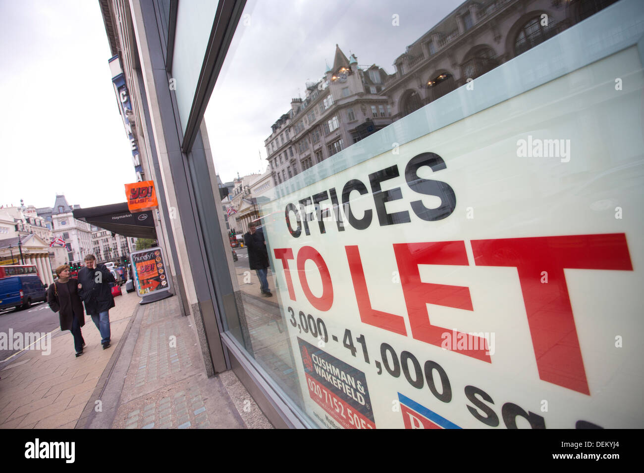 Affitto uffici segno nella proprietà commerciale finestra nel Central London, England, Regno Unito Foto Stock
