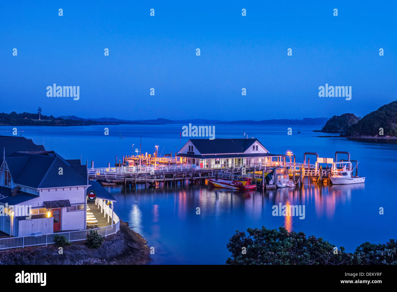 Edificio illuminato sulle acque all'alba Foto Stock