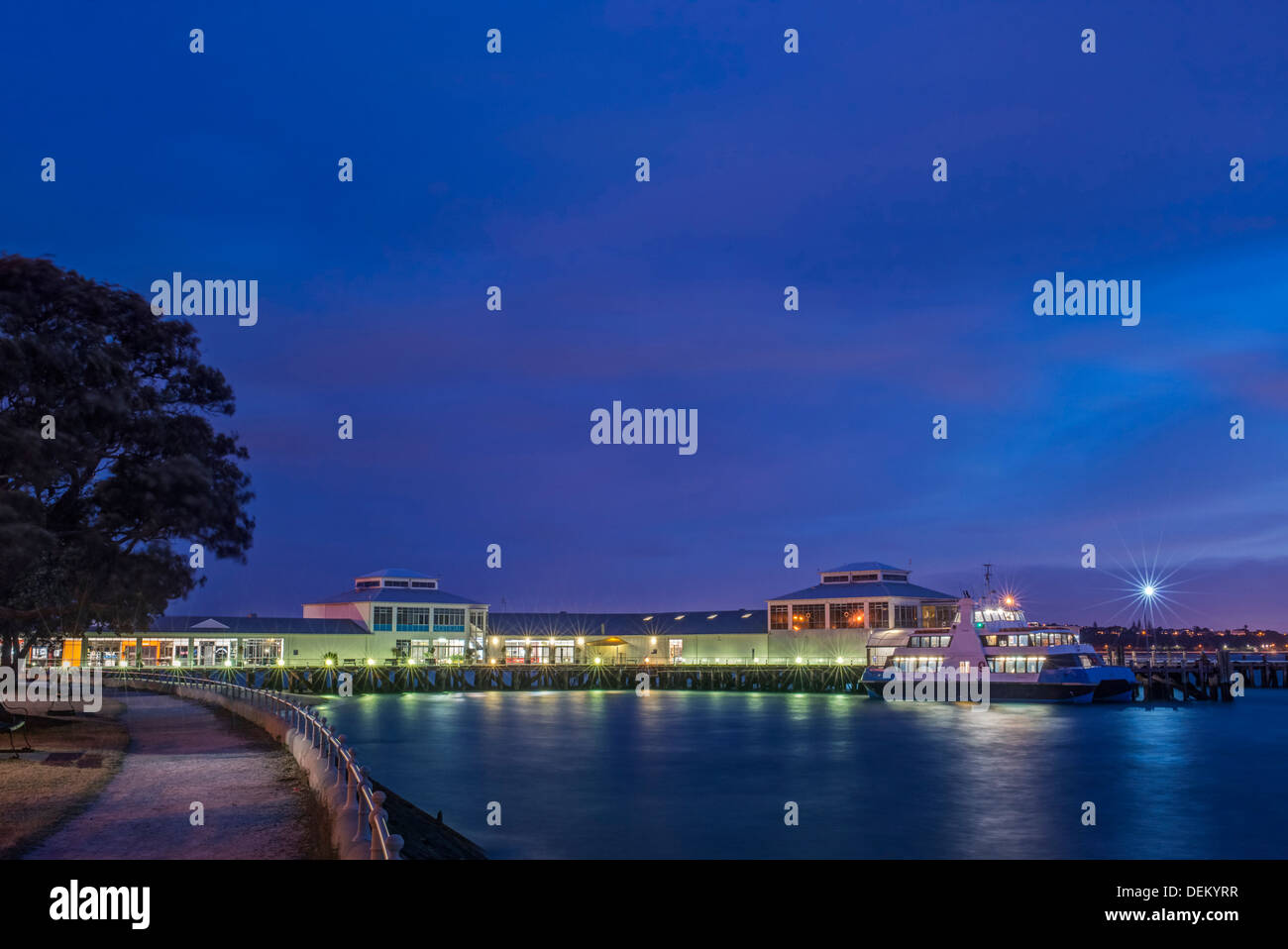 Porto e barca accesa fino al tramonto Foto Stock