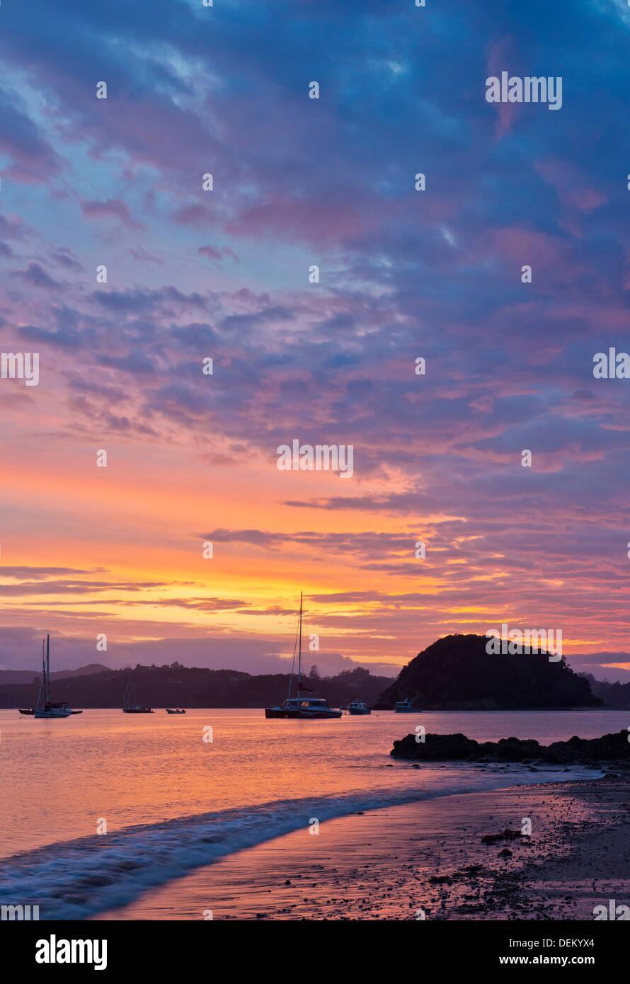 Barche a vela nel Golfo di sunrise, Bay of Islands, Paihia, Nuova Zelanda Foto Stock