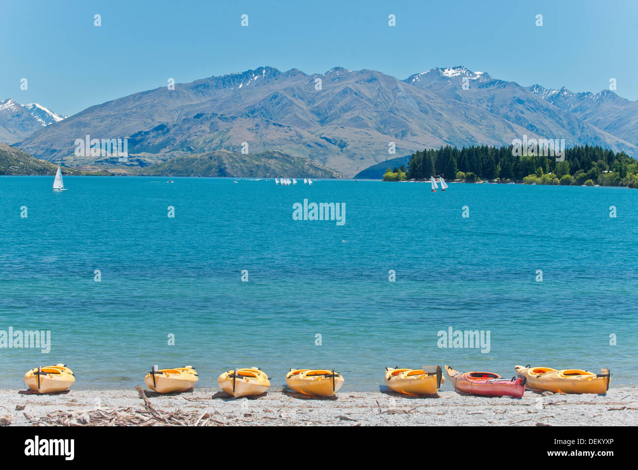 Kayak inserito lungo la spiaggia, il lago Wanaka, Otago, Nuova Zelanda Foto Stock