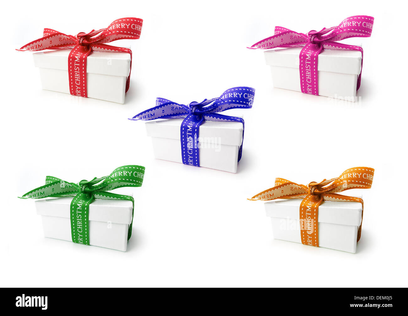 Una selezione di avvolgere i regali di Natale con nastri colorati e archi su uno sfondo bianco. Foto Stock