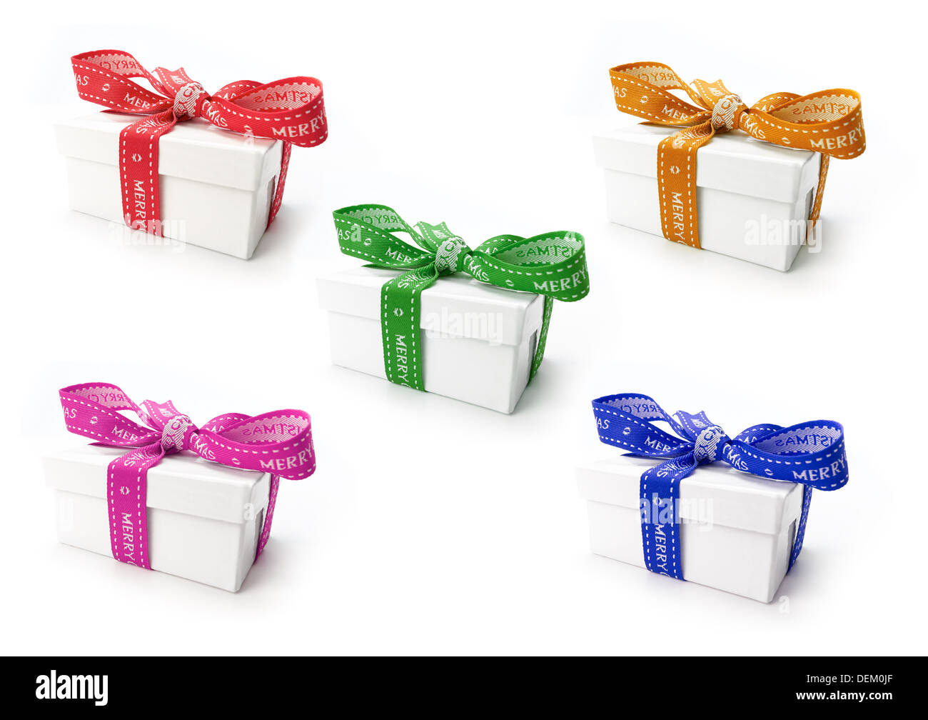 Una selezione di avvolgere i regali di Natale con nastri colorati e archi su uno sfondo bianco. Foto Stock