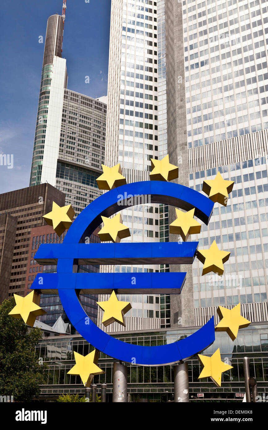 Simbolo Euro sulla strada di città Foto Stock