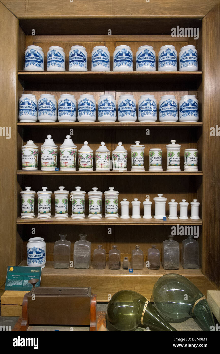 Brocche bottiglie antica farmacia ripiani Foto Stock