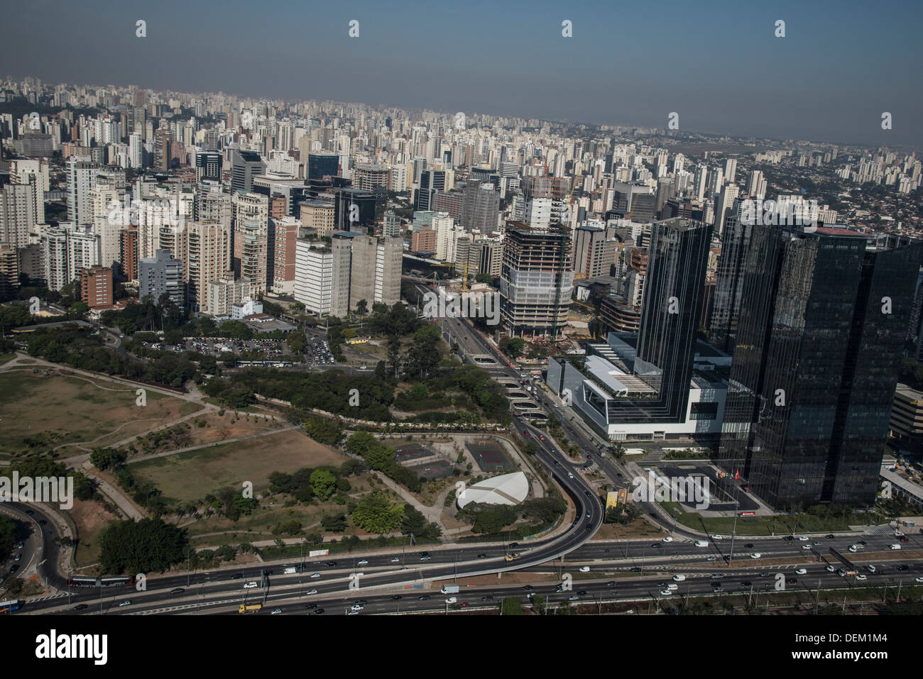 JK Mall e costruzione ,Mariginal Pinheiros, Sao Paulo, Brasile, Giovedì , agosto 29th, 2013. Foto Stock