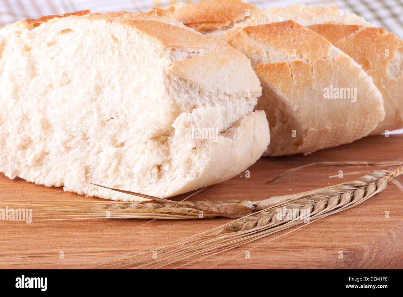 Foto macro di fettine di pane sul tagliere e frumento. Foto Stock