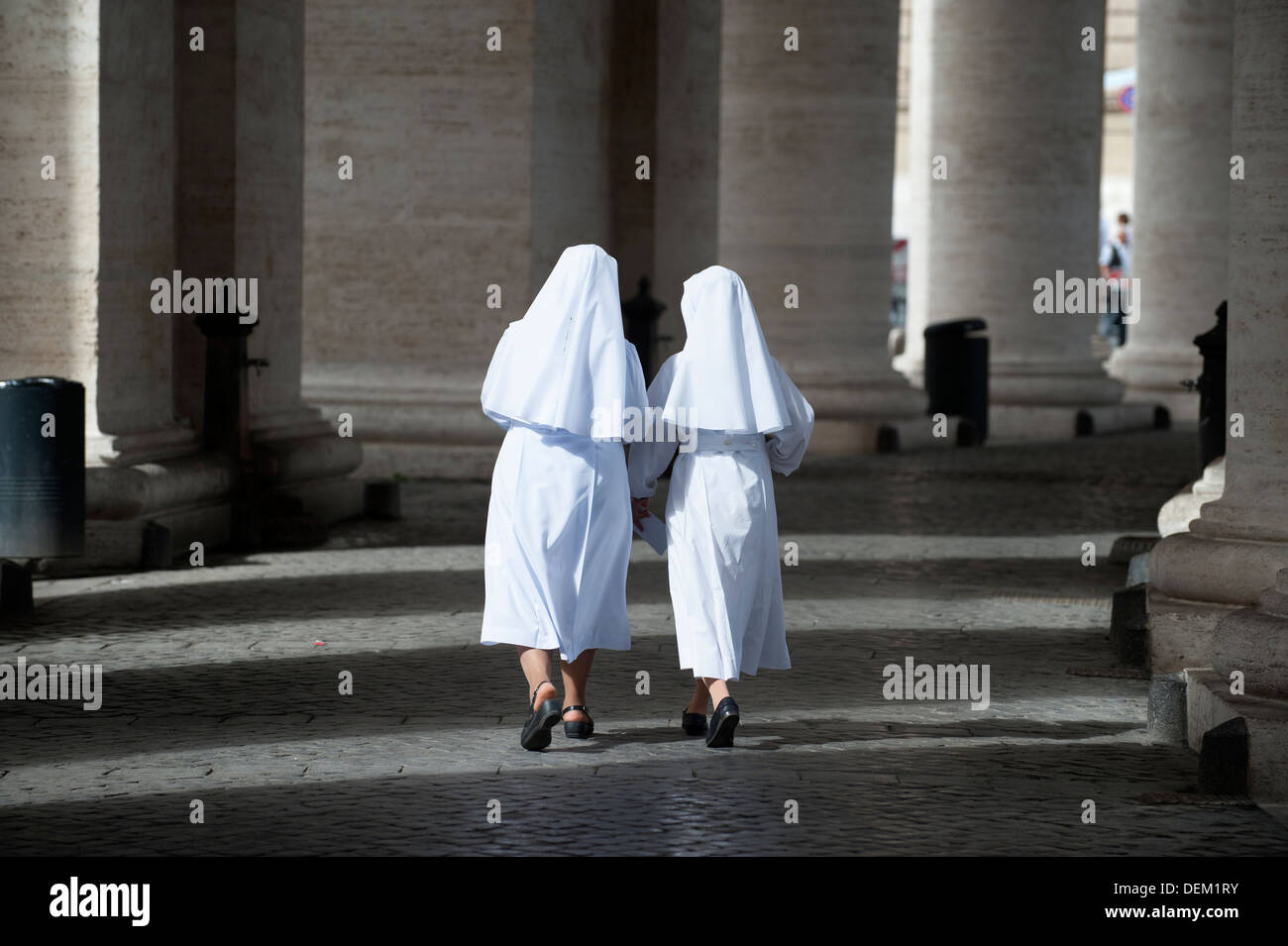 Nun nei colonnati in San Pietro a Roma Foto Stock