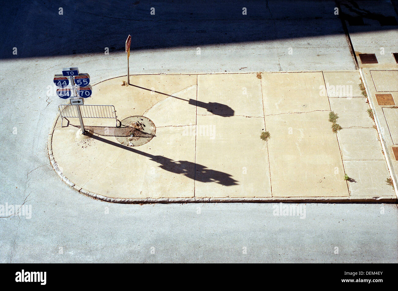 Autostrada segni e segno di stop al bivio, ad alto angolo di visione Foto Stock