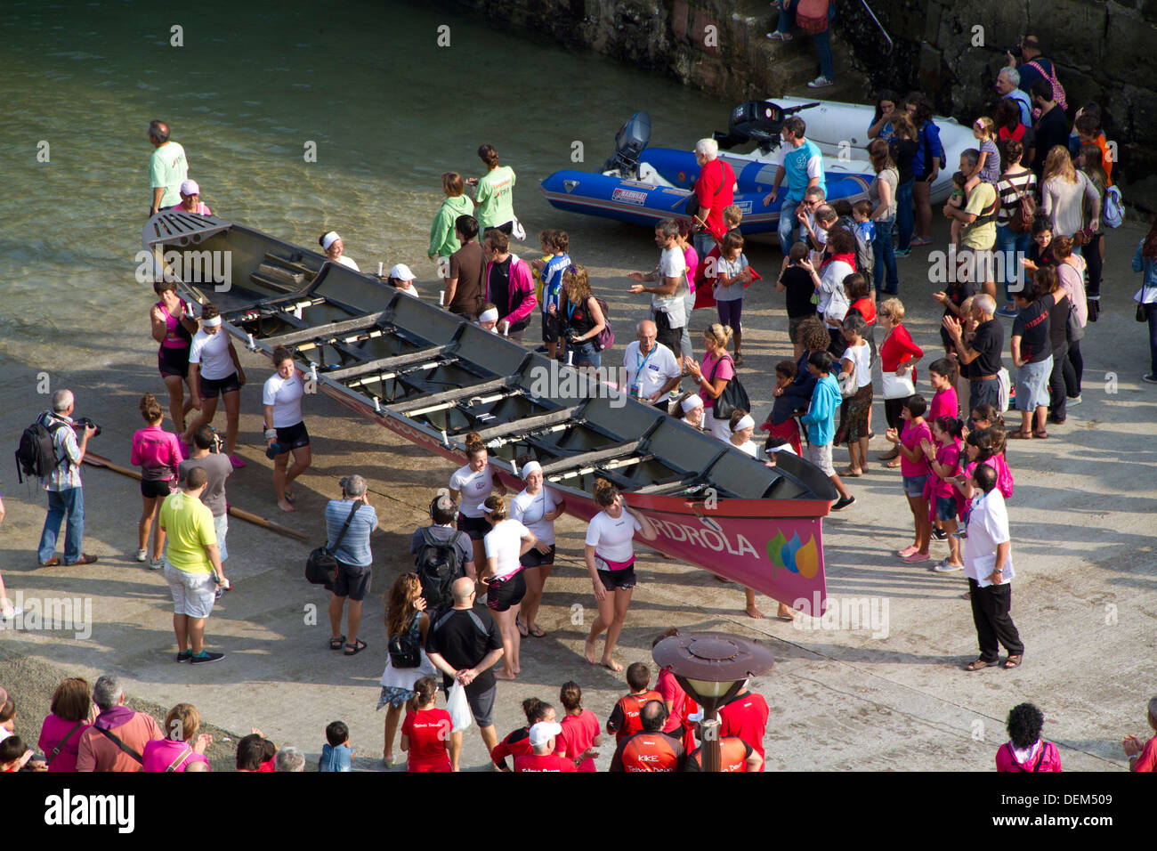 Donne squadre di canottaggio vieni a riva dopo la San Sebastian regata nel Paese Basco. Foto Stock