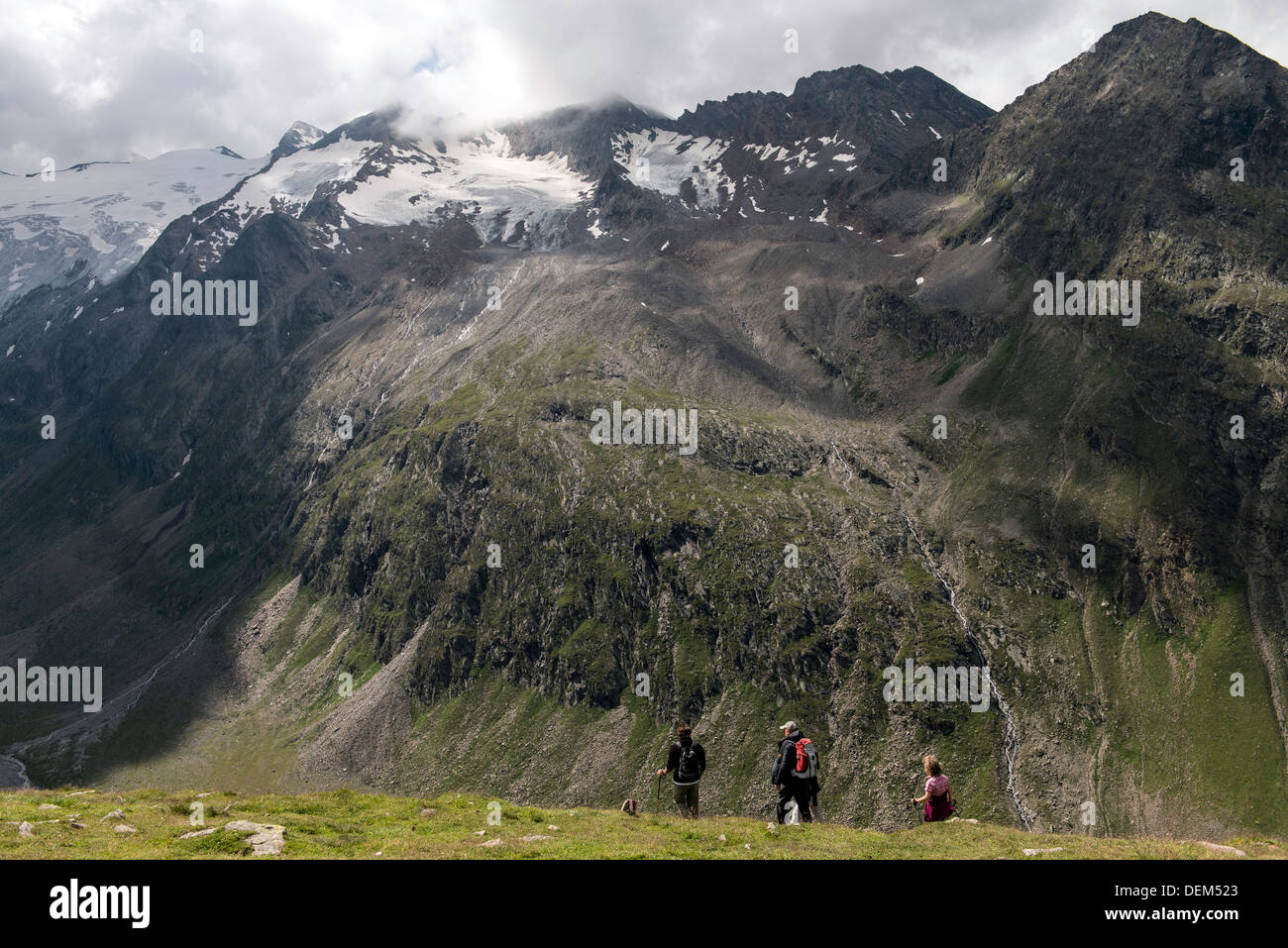 I turisti escursioni sulle Alpi austriache nei pressi di Obergurgl Tirolo Austria Europa Foto Stock