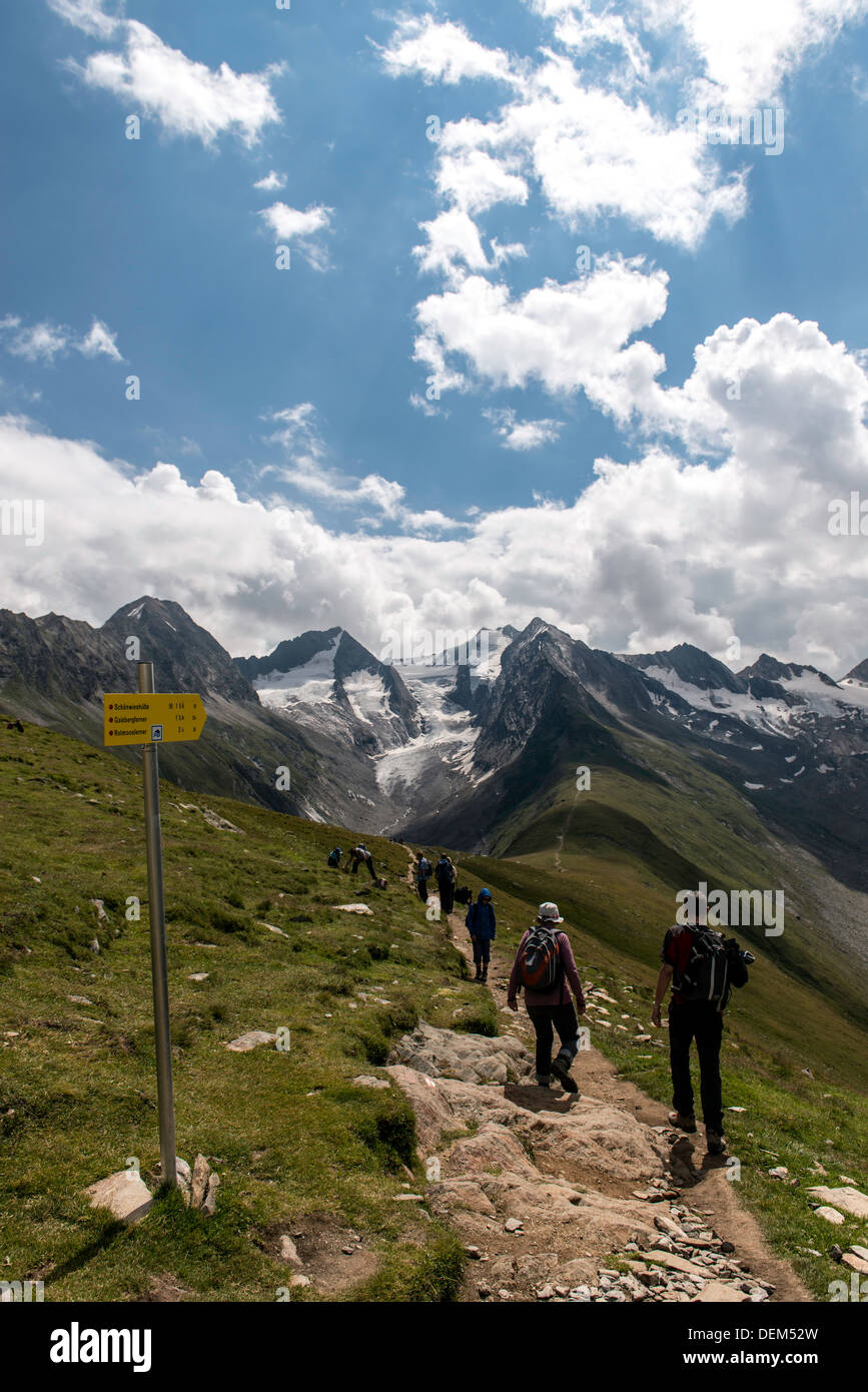 Persone escursioni sulle Alpi austriache nei pressi di Obergurgl Tirolo Austria Europa Foto Stock