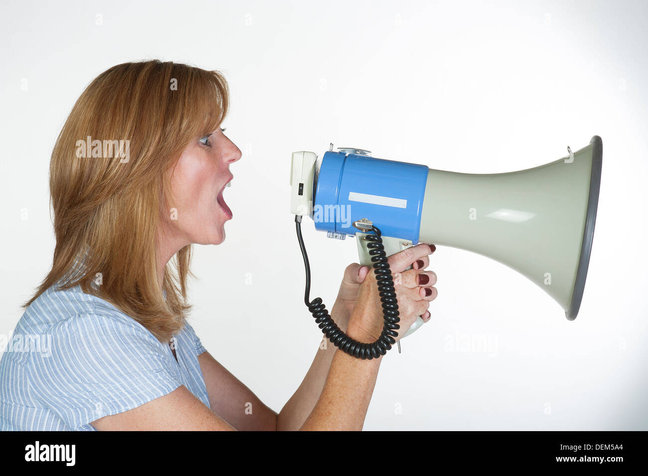 Donna che utilizza un megafono Foto Stock